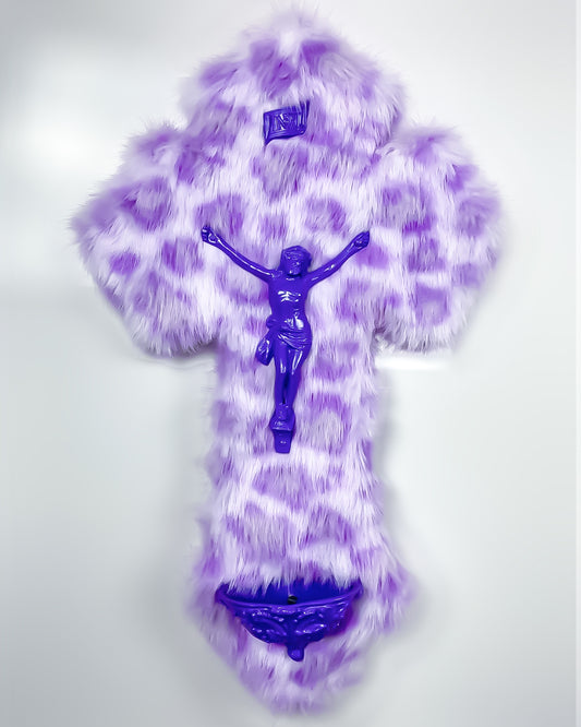 Crucifix Bénitier Fourrure Léopard Violet God is Queer