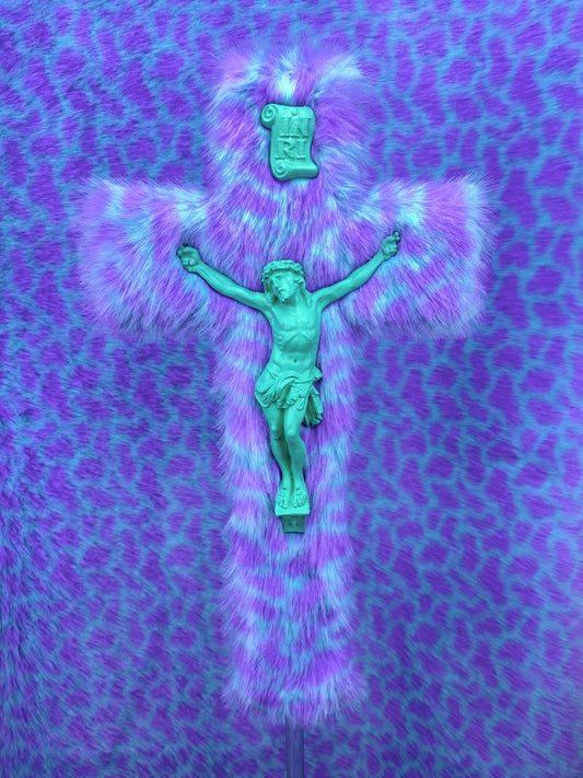 Crucifix Fourrure Violette/Verte God is Queer