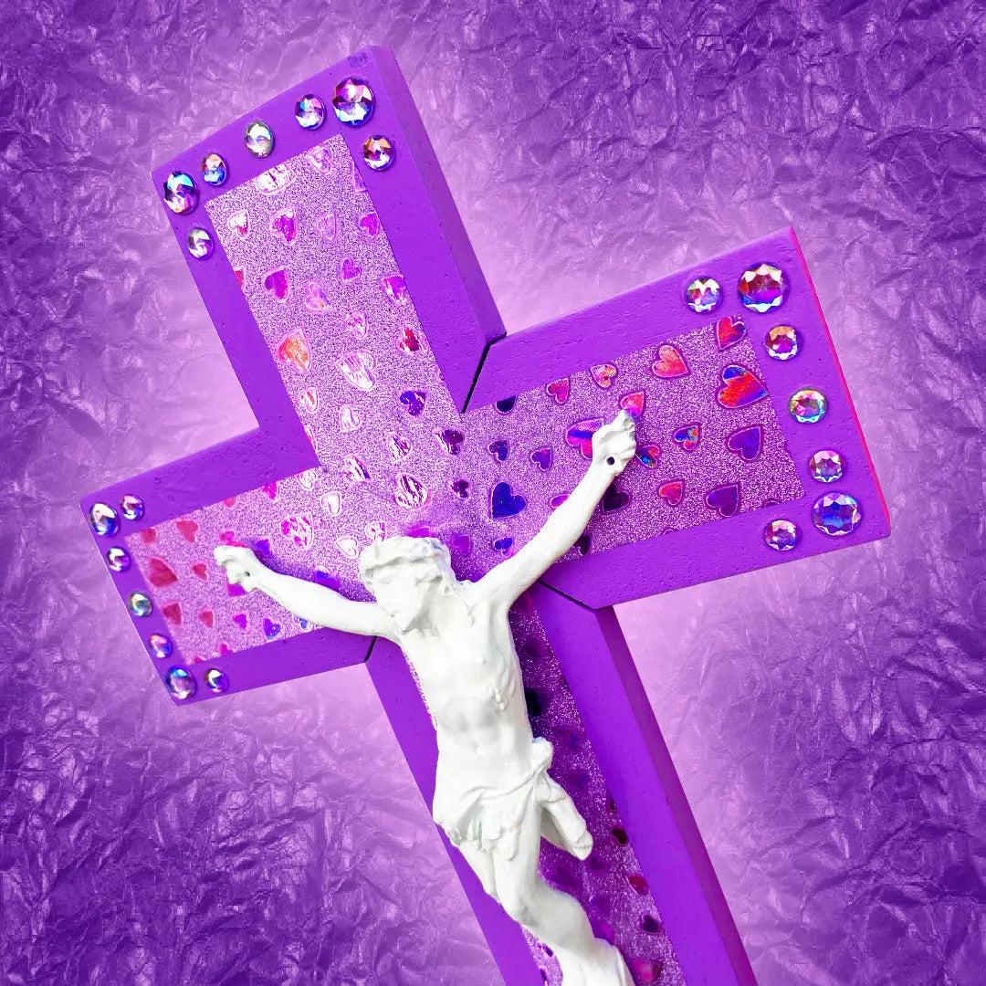 Crucifix Coeurs Violets God is Queer