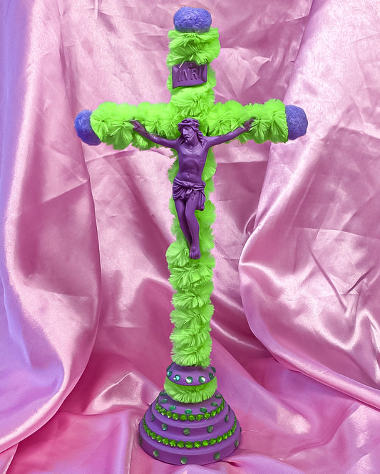 Crucifix sur pied Fourrure Verte God is Queer