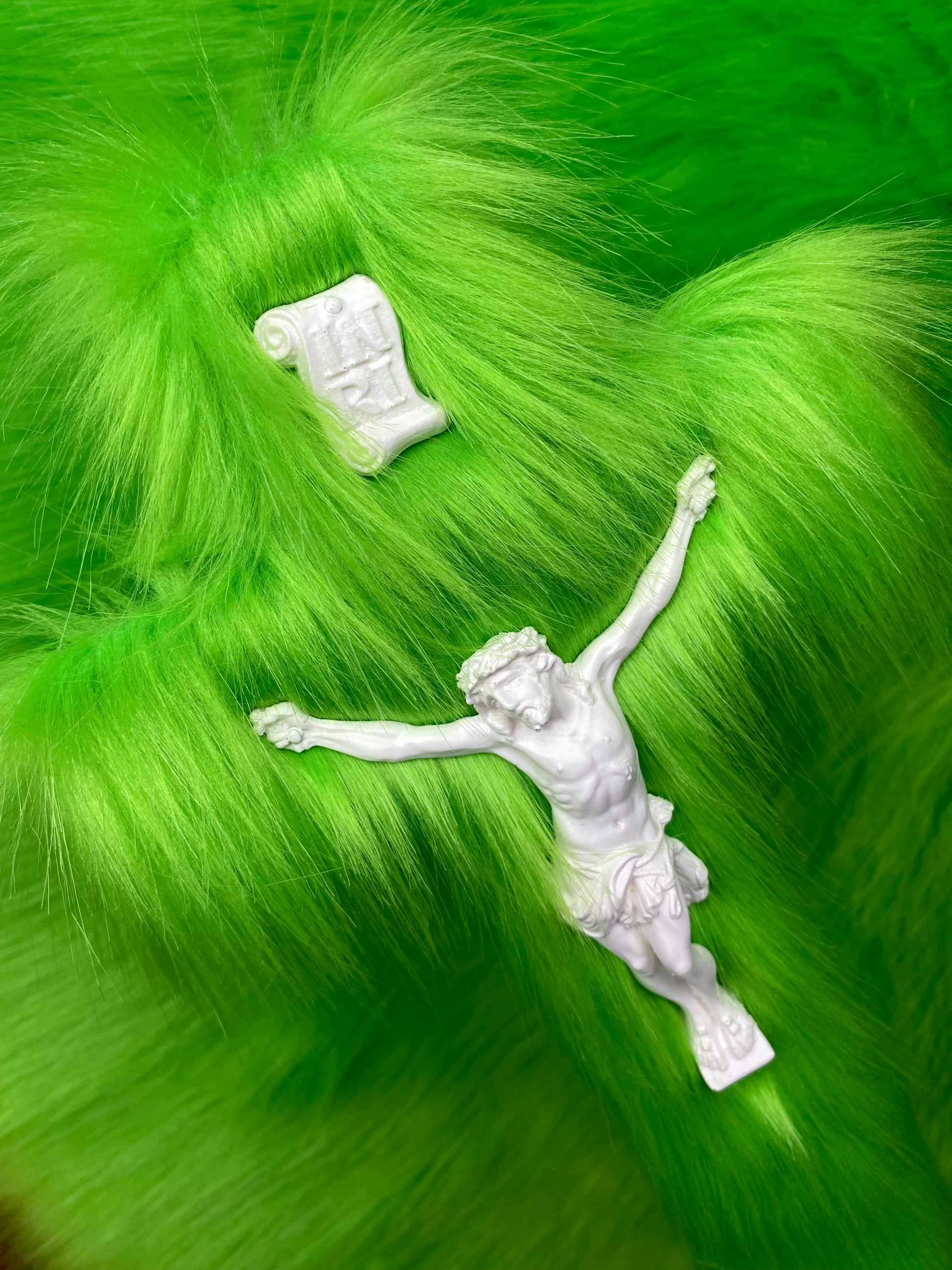 Crucifix Fourrure Verte God is Queer