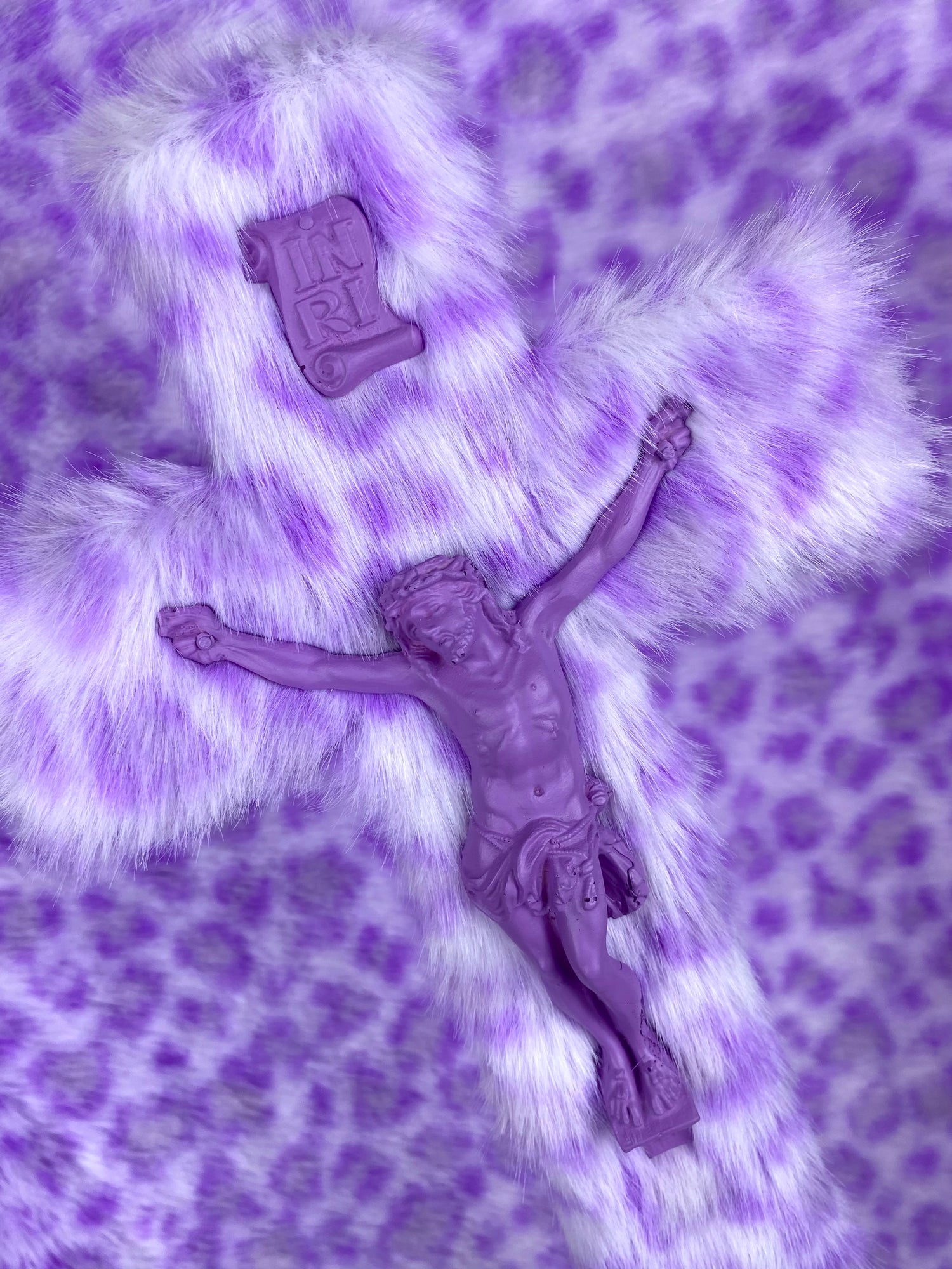 Crucifix Fourrure Léopard Violet God is Queer