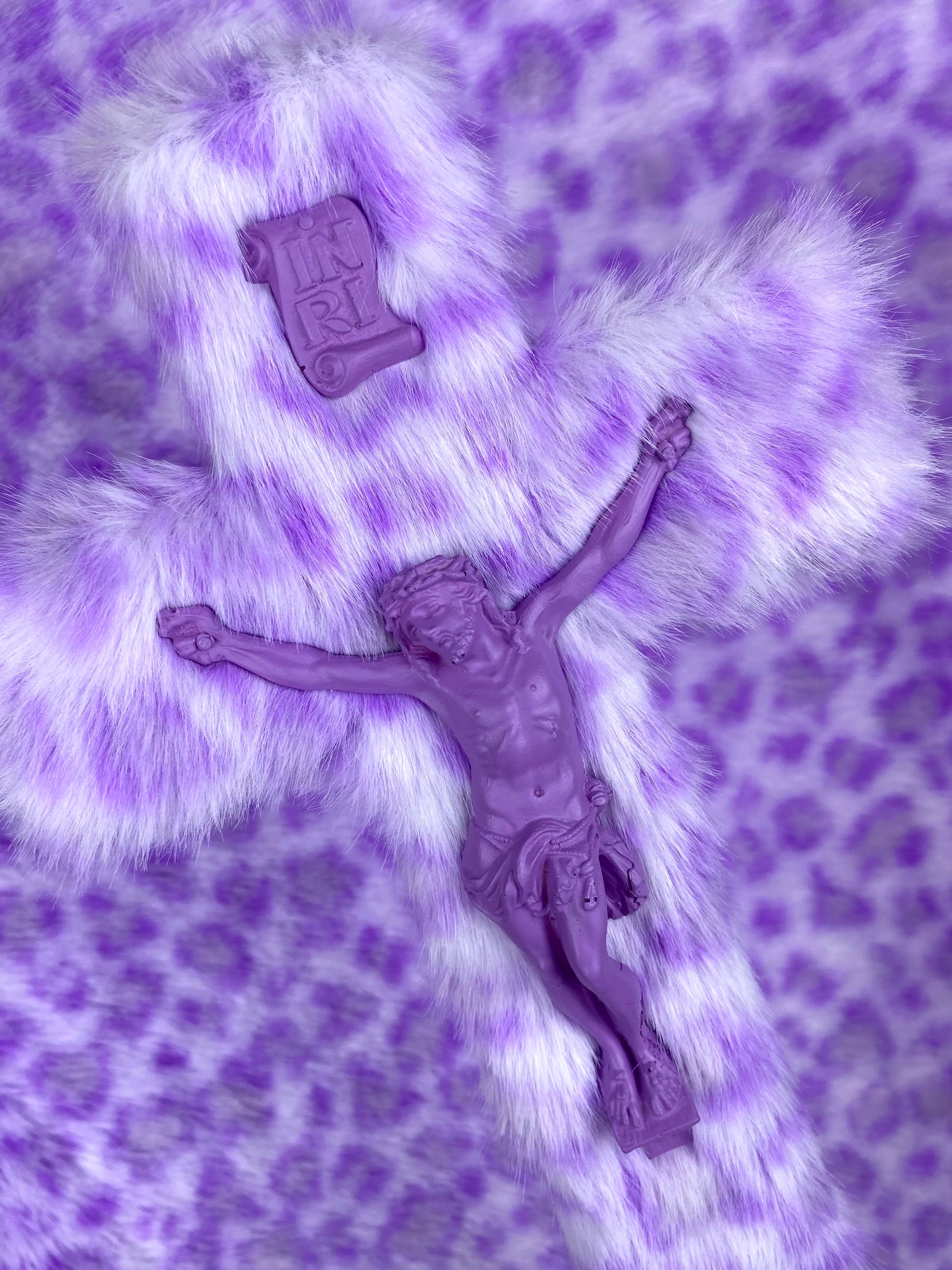 Crucifix Fourrure Léopard Violet God is Queer