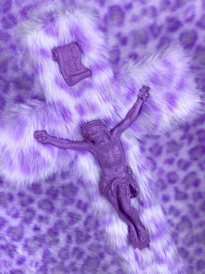 Crucifix Fourrure Léopard Violet God is Queer