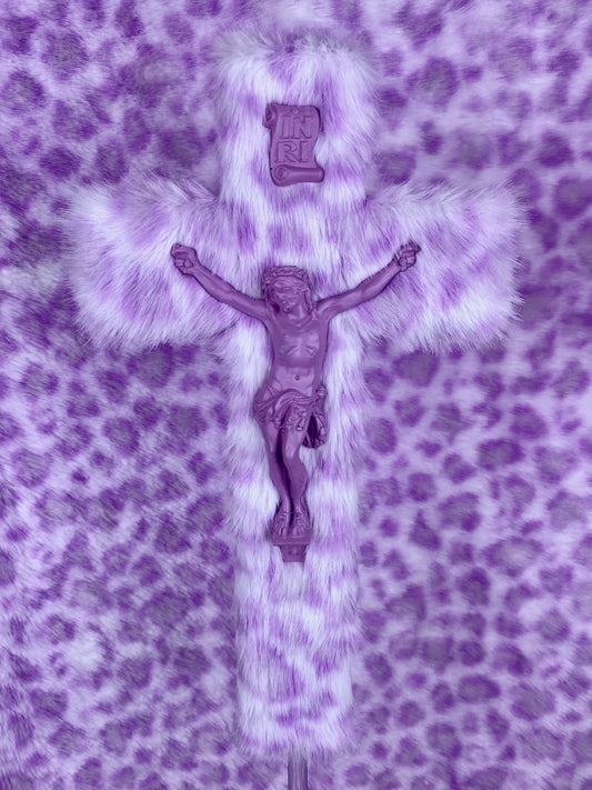 Crucifix Fourrure Léopard Violet God is Queer