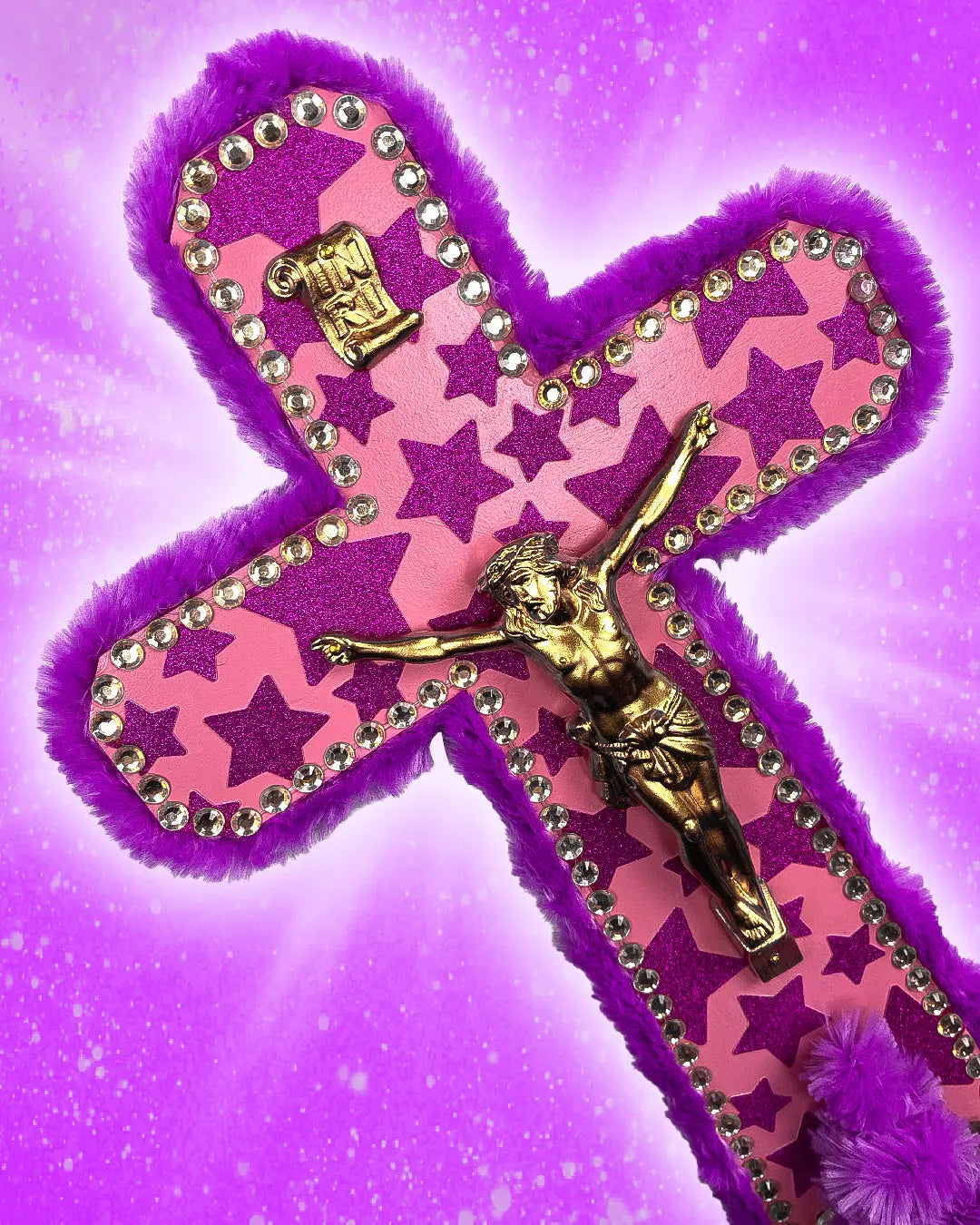 Crucifix Bénitier Violet/Rose God is Queer