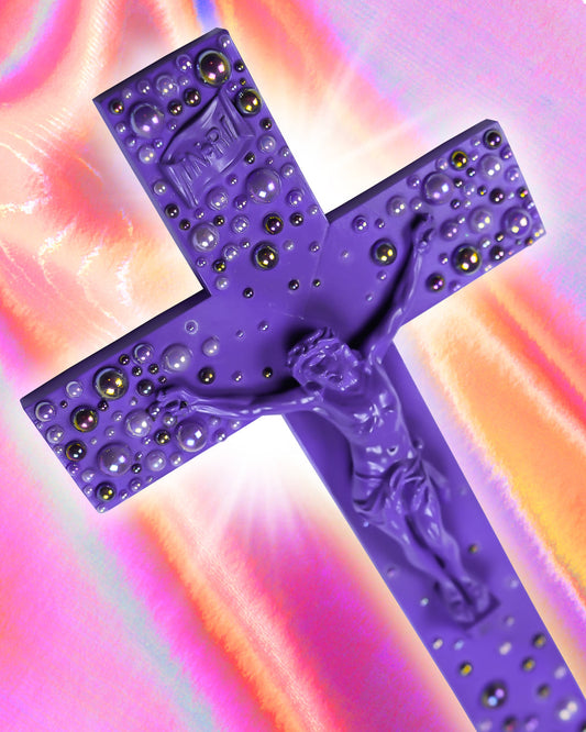 Crucifix Violet Perles Chromées God is Queer