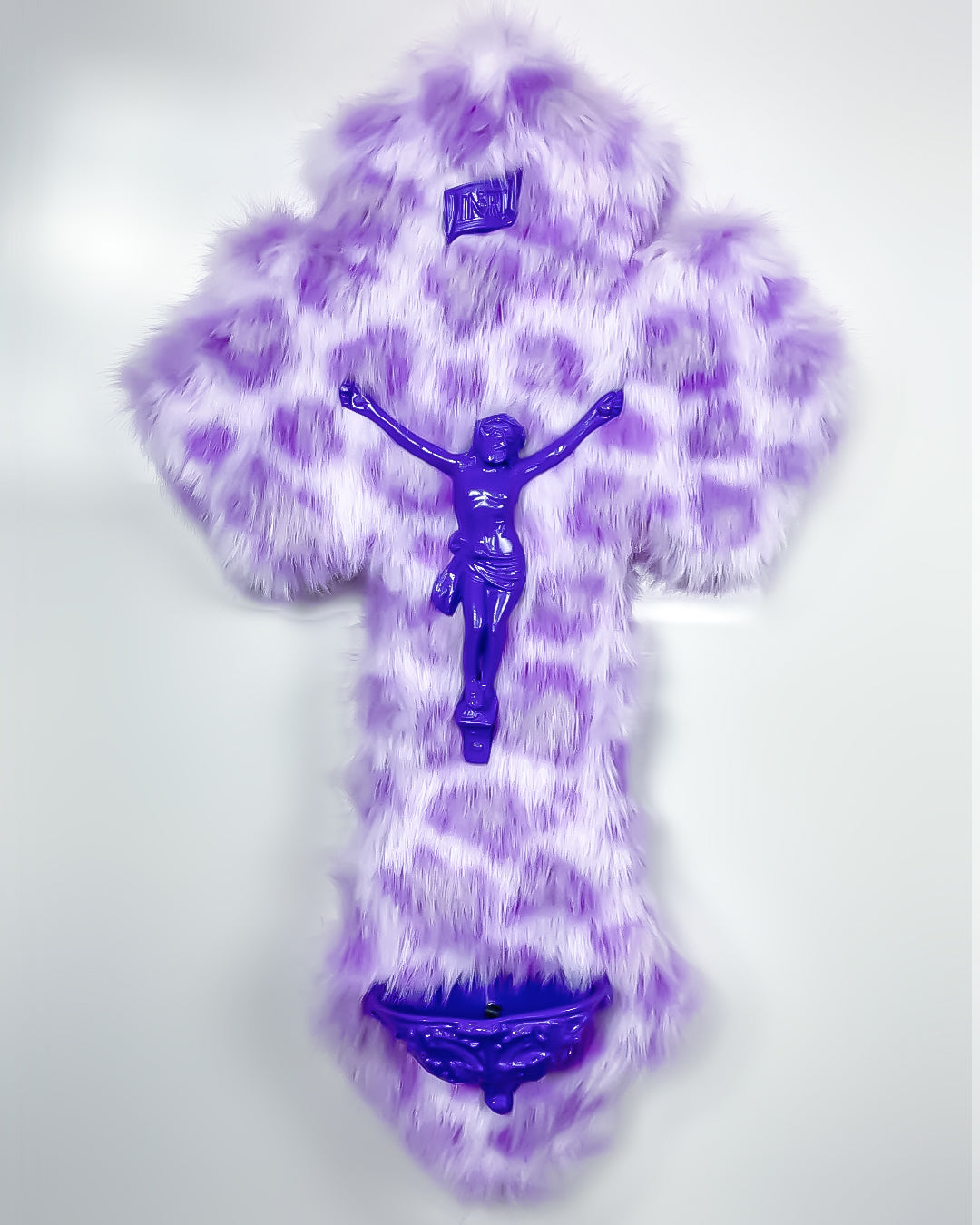 Crucifix Bénitier Fourrure Léopard Violet God is Queer