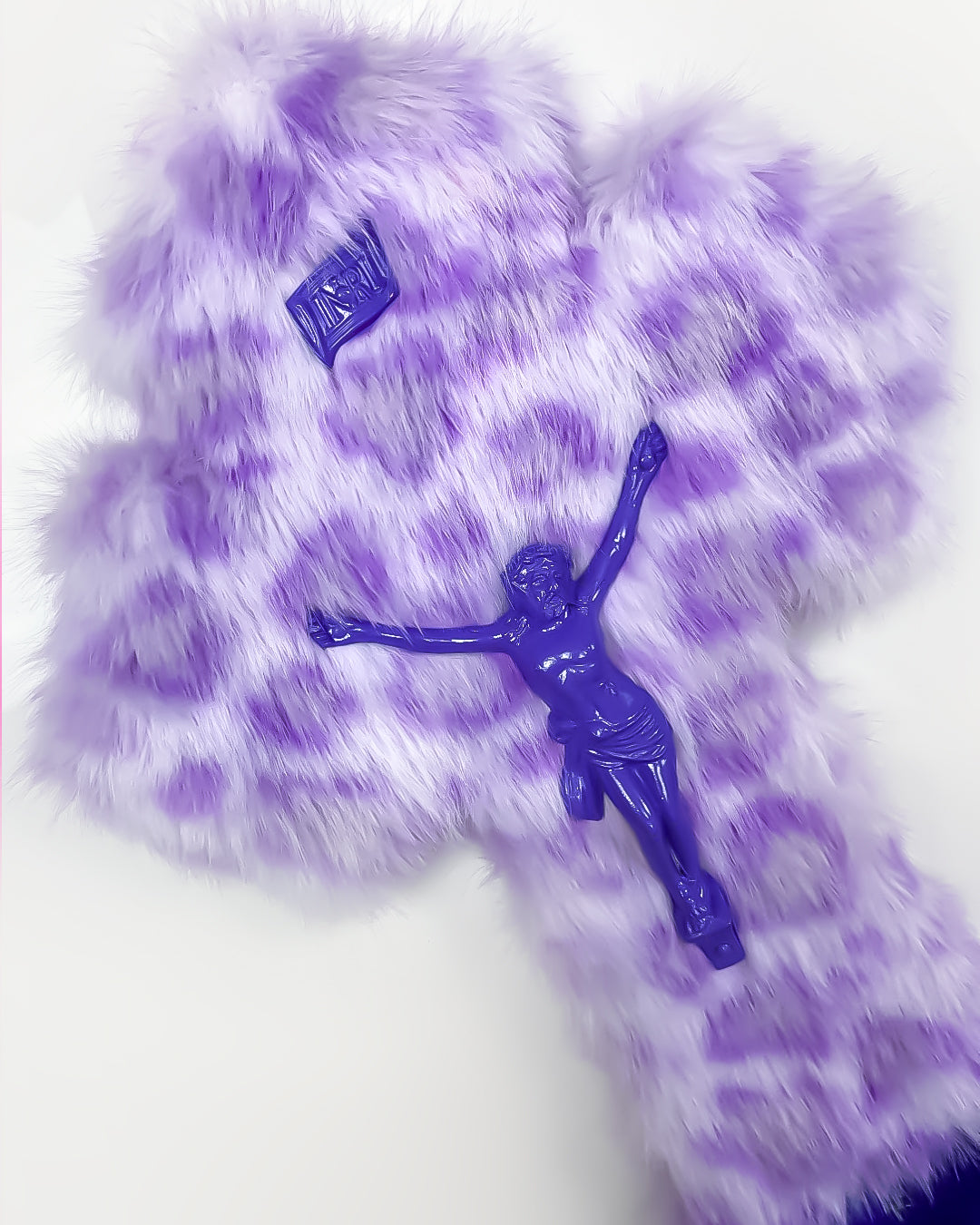 Crucifix Bénitier Fourrure Léopard Violet God is Queer