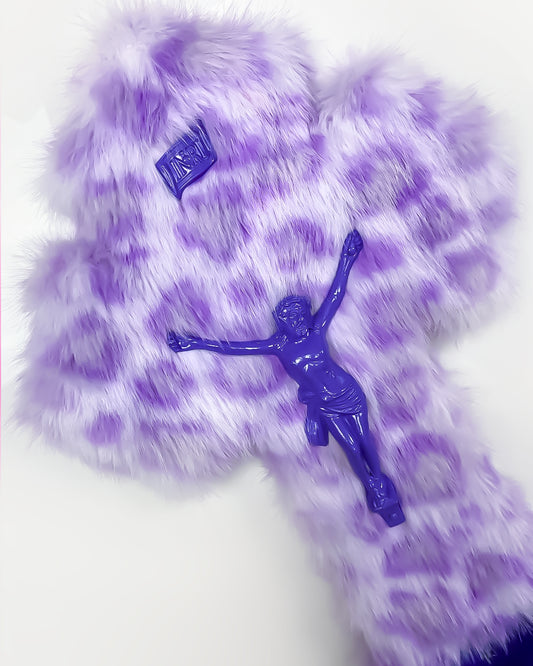 Crucifix Bénitier Fourrure Léopard Violet God is Queer