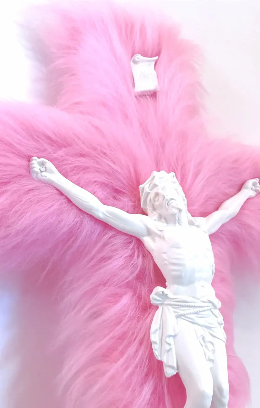 Crucifix XXL Fourrure Rose God is Queer