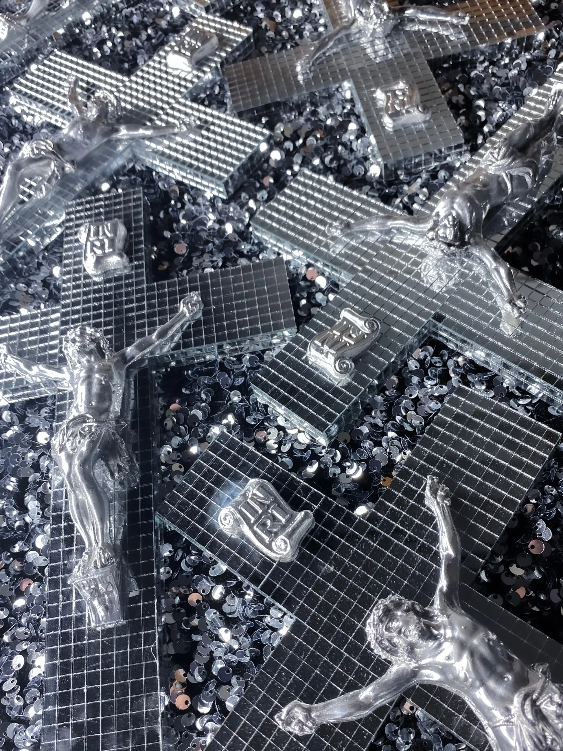 Crucifix à facettes miroir God is Queer