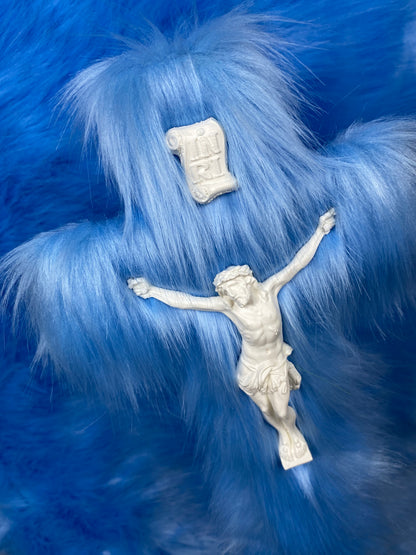 Crucifix Fourrure Bleue God is Queer