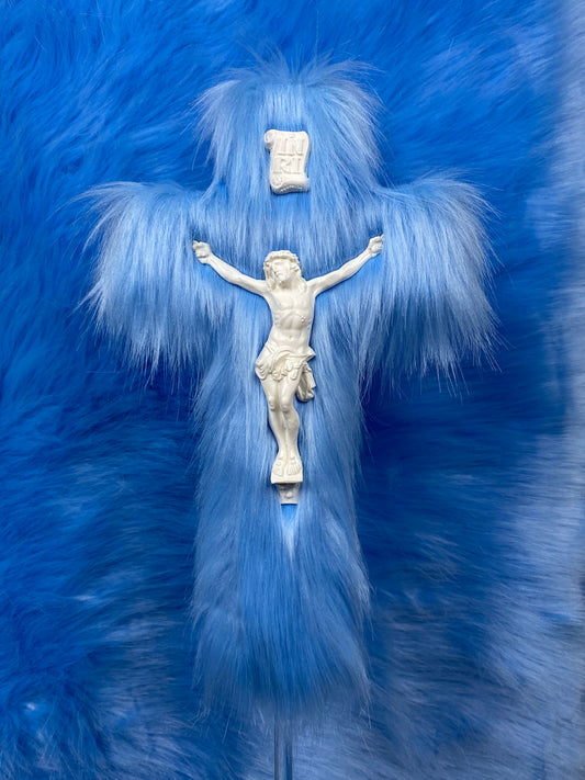 Crucifix Fourrure Bleue God is Queer