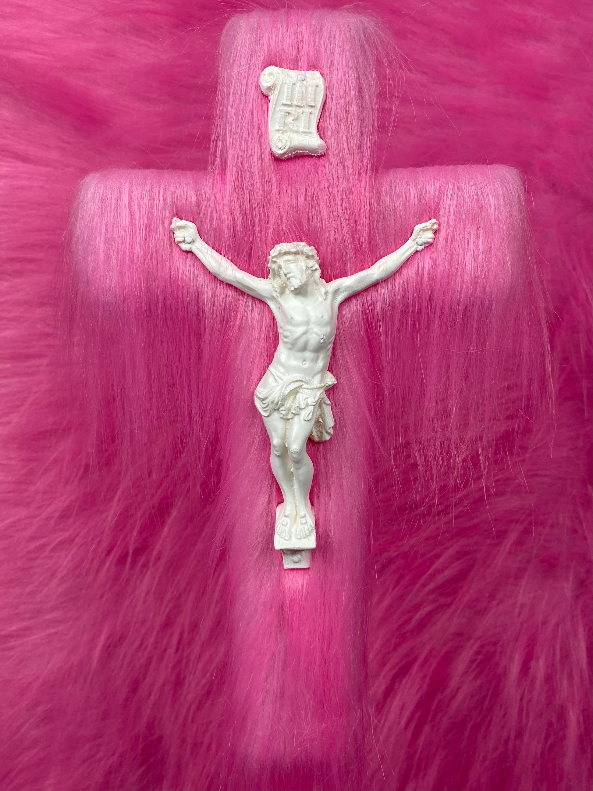 Crucifix Fourrure Rose God is Queer