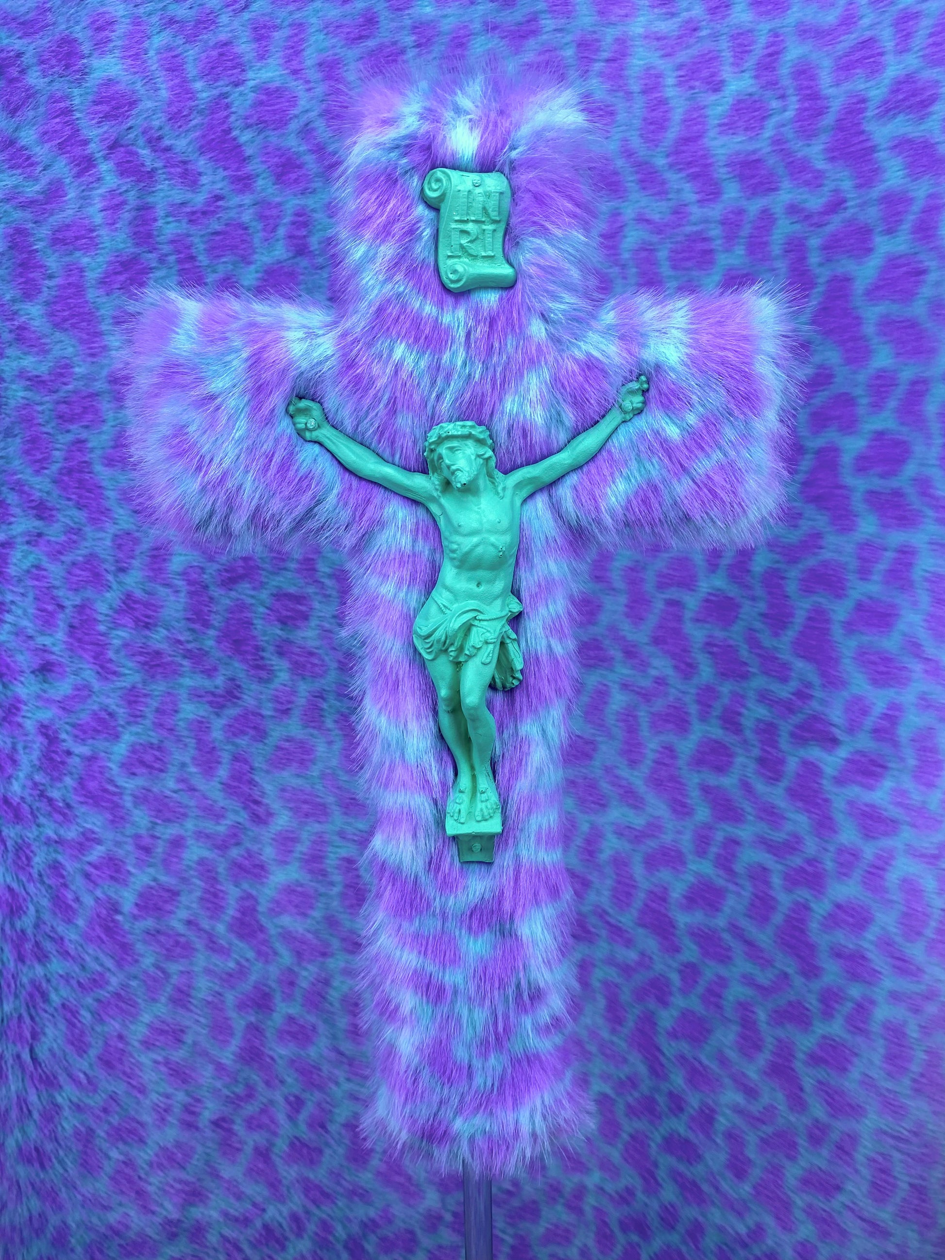 Crucifix Fourrure Violette/Verte God is Queer