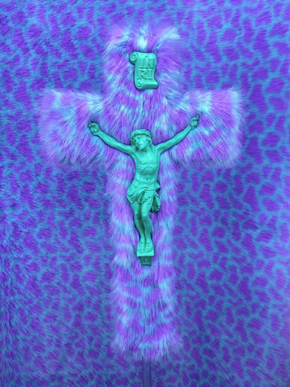 Crucifix Fourrure Violette/Verte God is Queer