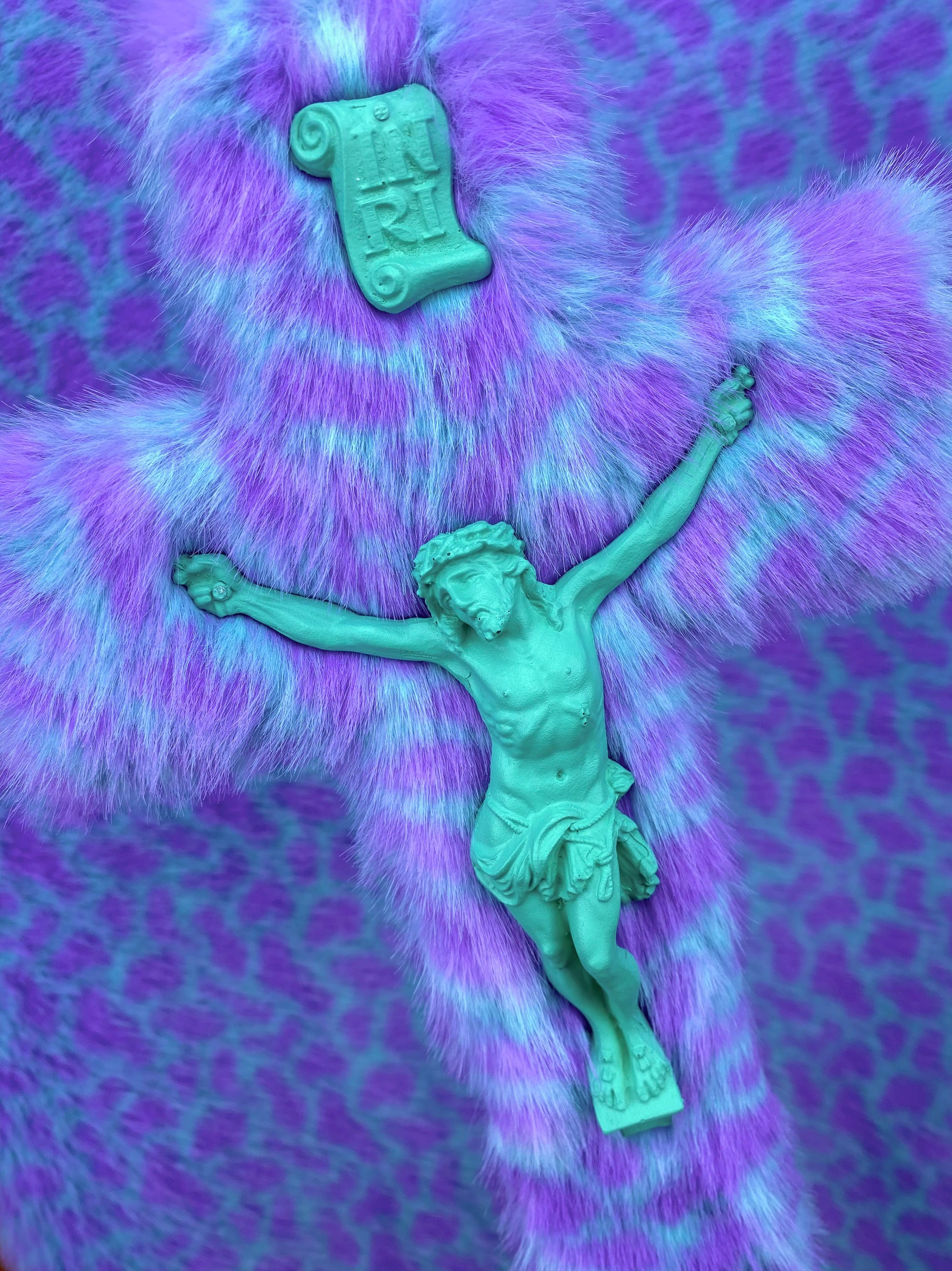 Crucifix Fourrure Violette/Verte God is Queer