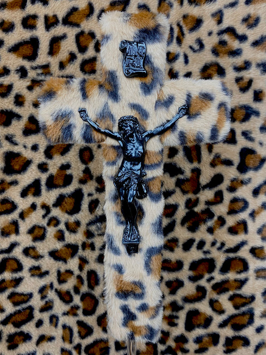 Crucifix Fourrure Léopard God is Queer