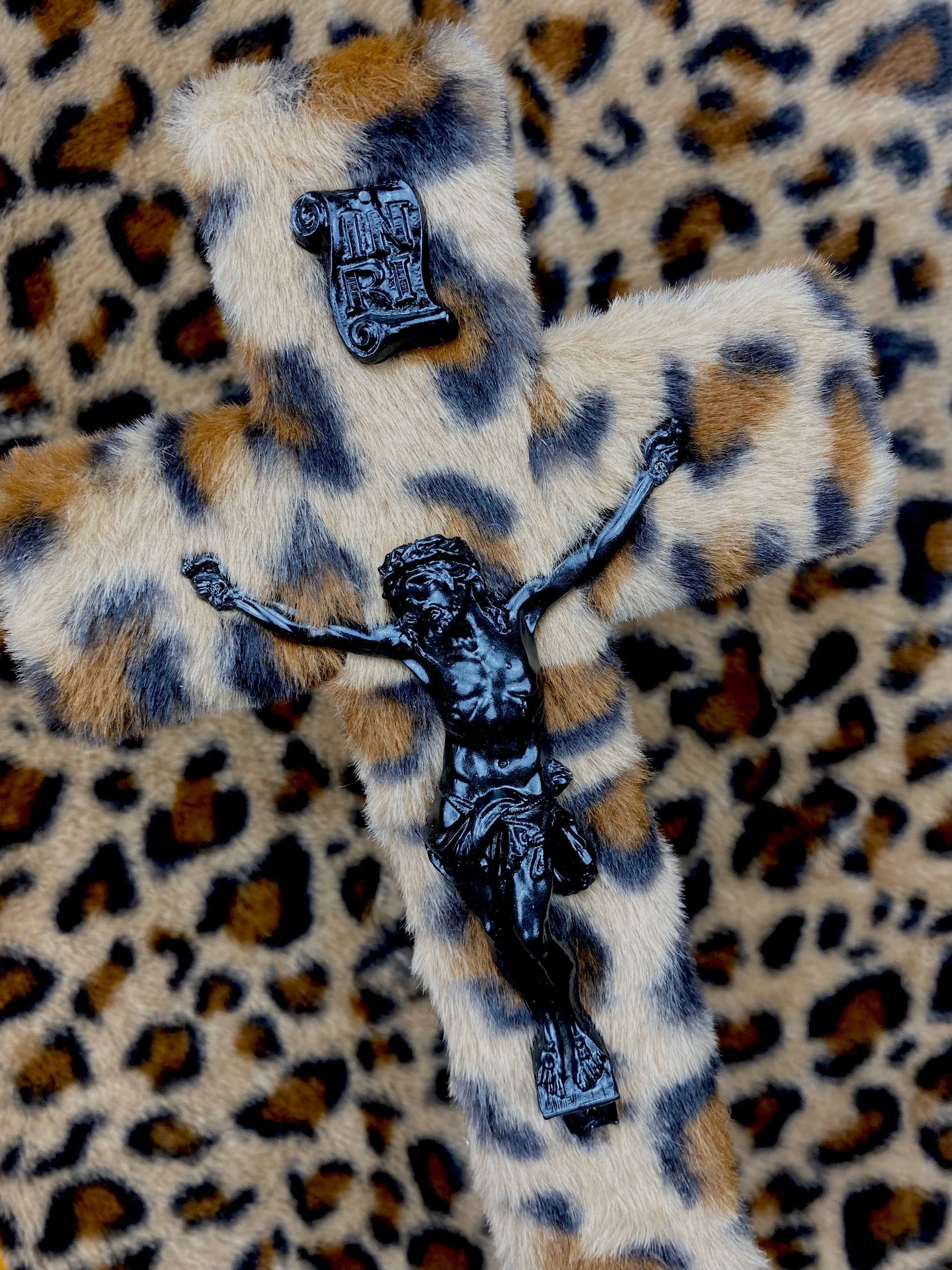 Crucifix Fourrure Léopard God is Queer