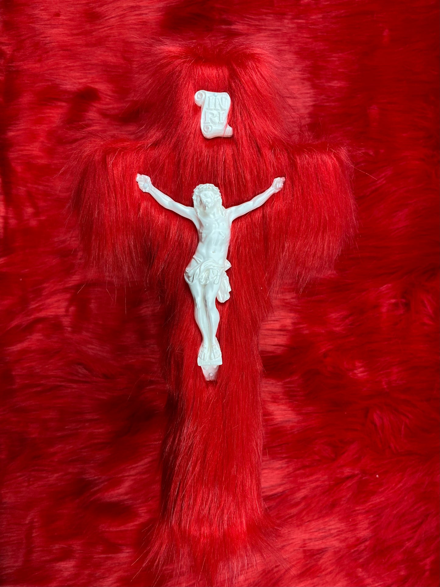 Crucifix Fourrure Rouge God is Queer