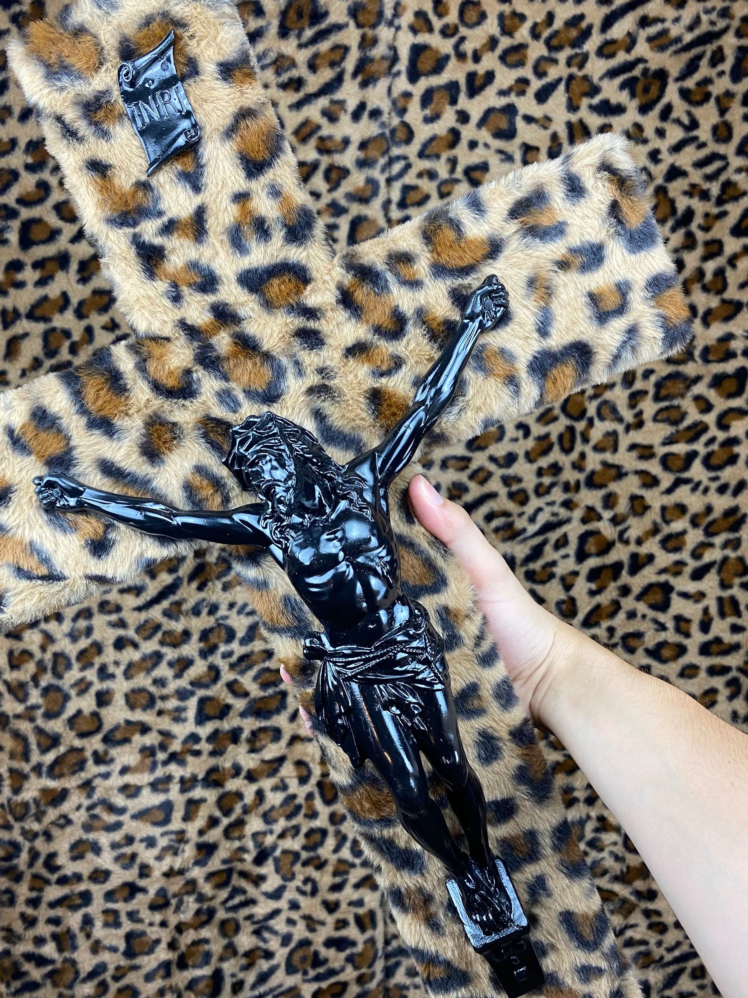 Crucifix XXL Fourrure Léopard God is Queer