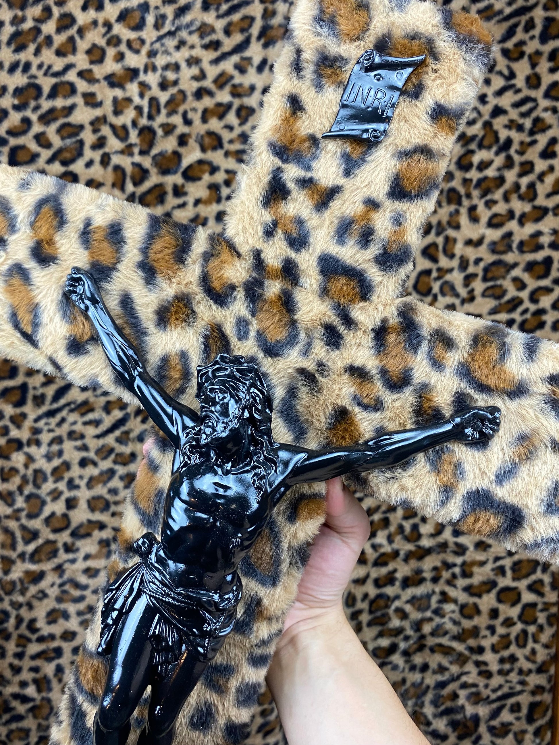 Crucifix XXL Fourrure Léopard God is Queer