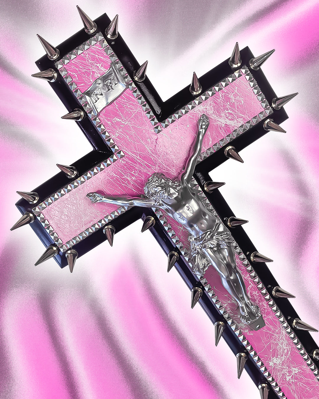 Crucifix Clous Imitation Marbre Rose God is Queer