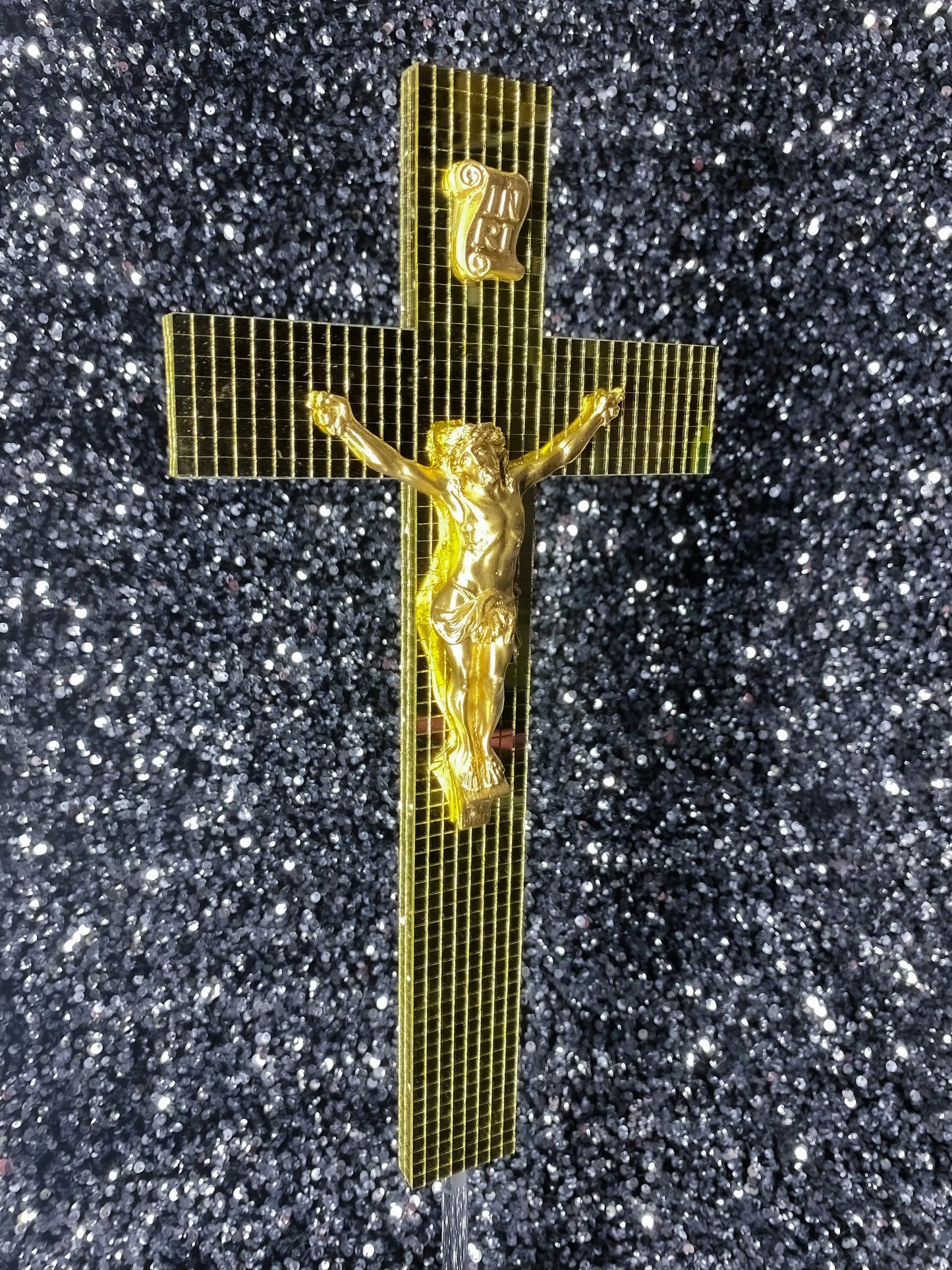 Crucifix à facettes miroir God is Queer