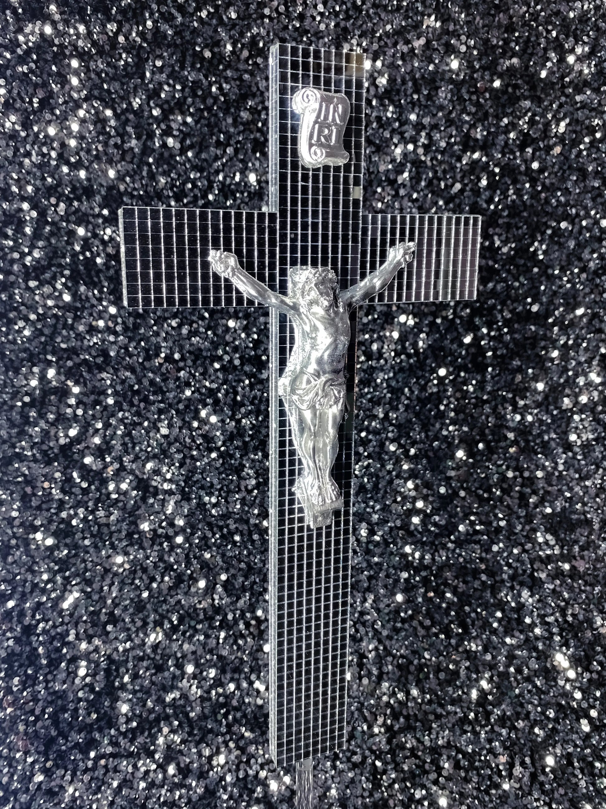 Crucifix à facettes miroir God is Queer