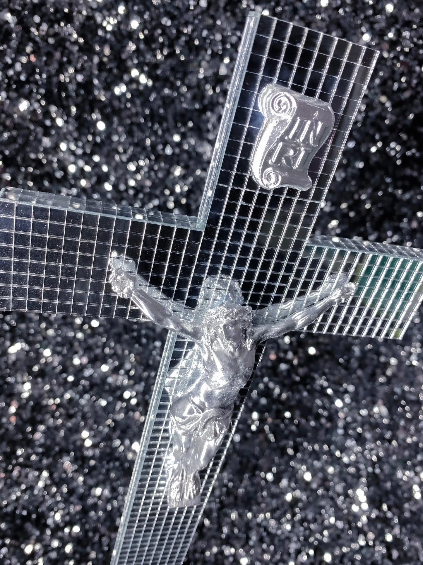 Crucifix à facettes miroir God is Queer