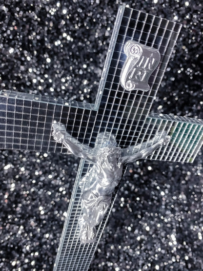 Crucifix à facettes miroir God is Queer
