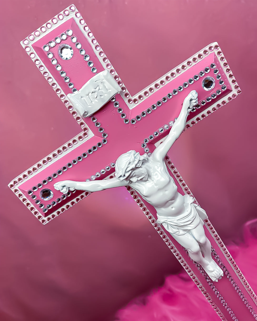 Crucifix Sur Pied Rose et Blanc God is Queer