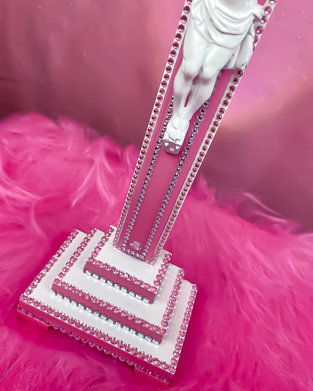 Crucifix Sur Pied Rose et Blanc God is Queer