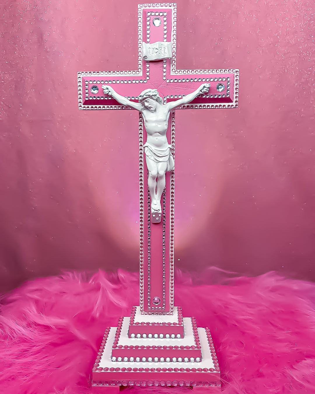 Crucifix Sur Pied Rose et Blanc God is Queer
