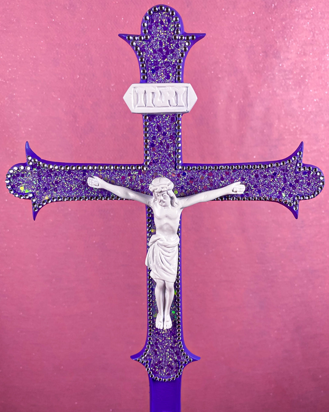 Grand Crucifix sur Pied Violet Fourrure Rose God is Queer