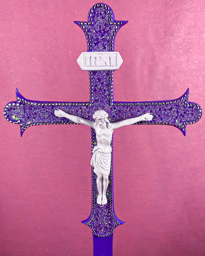 Grand Crucifix sur Pied Violet Fourrure Rose God is Queer
