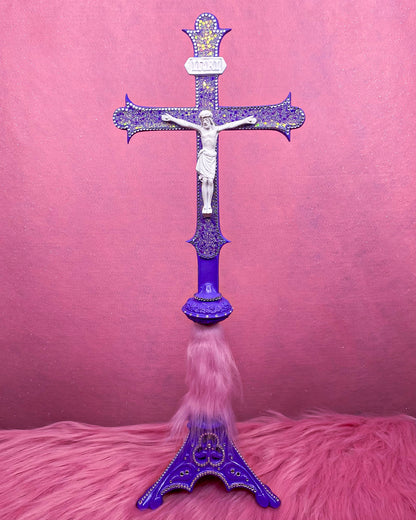 Grand Crucifix sur Pied Violet Fourrure Rose God is Queer