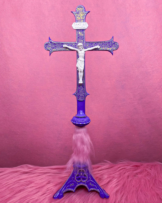 Grand Crucifix sur Pied Violet Fourrure Rose God is Queer