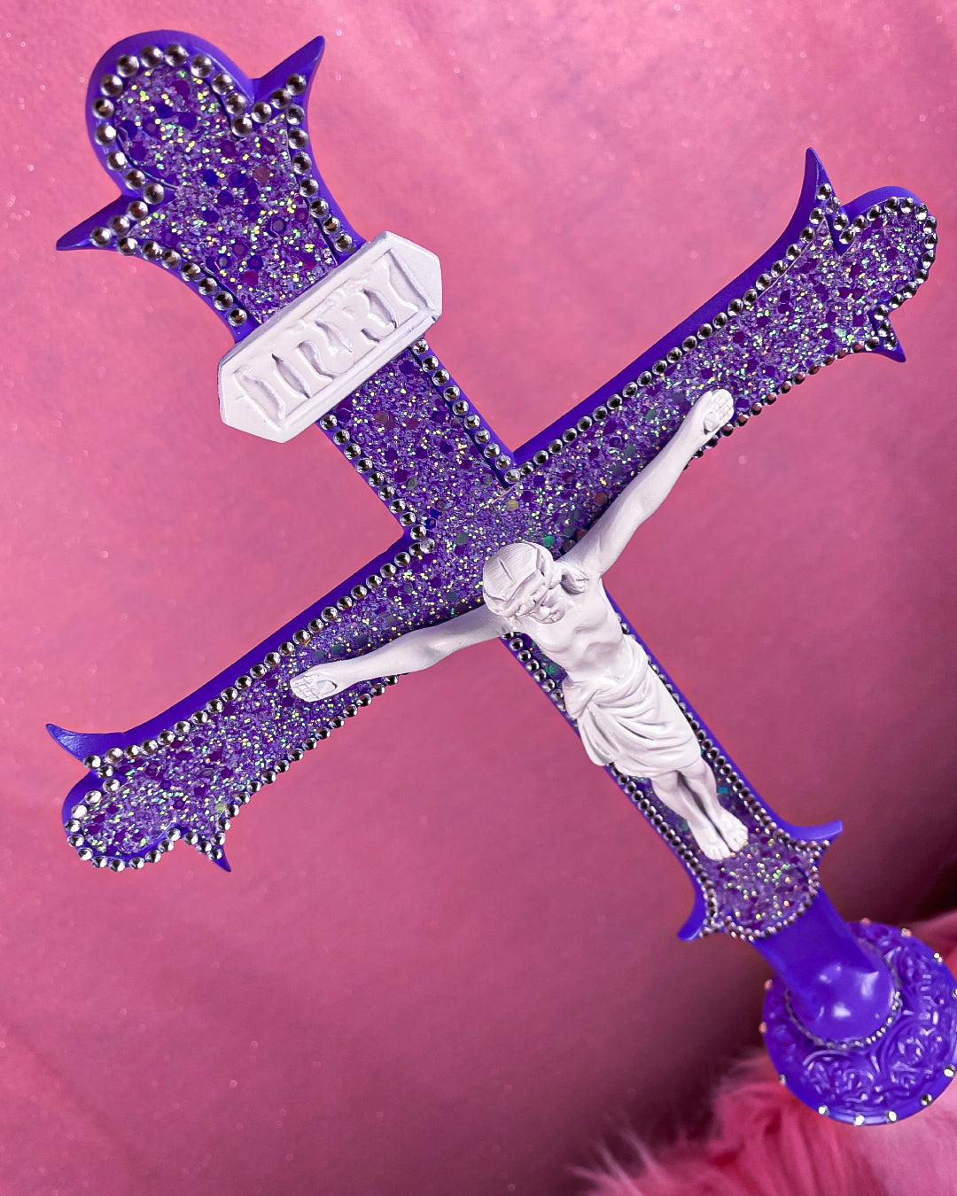 Grand Crucifix sur Pied Violet Fourrure Rose God is Queer