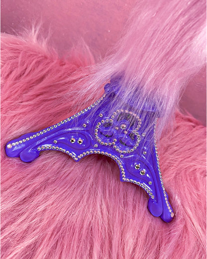 Grand Crucifix sur Pied Violet Fourrure Rose God is Queer
