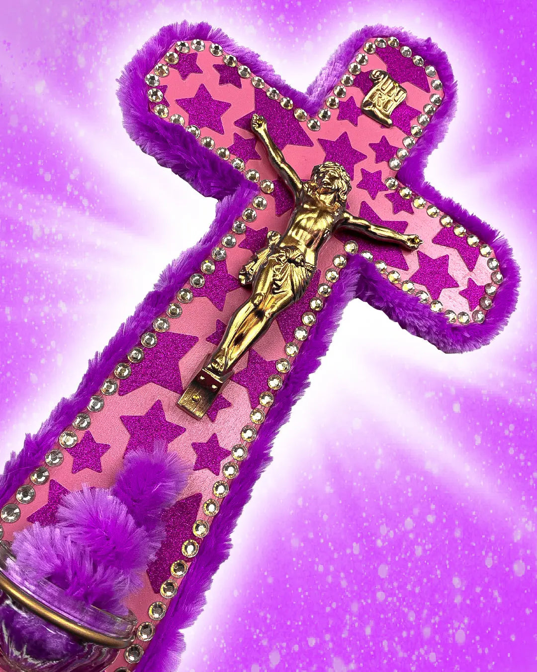 Crucifix Bénitier Violet/Rose God is Queer