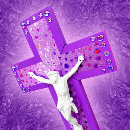 Crucifix Coeurs Violets God is Queer
