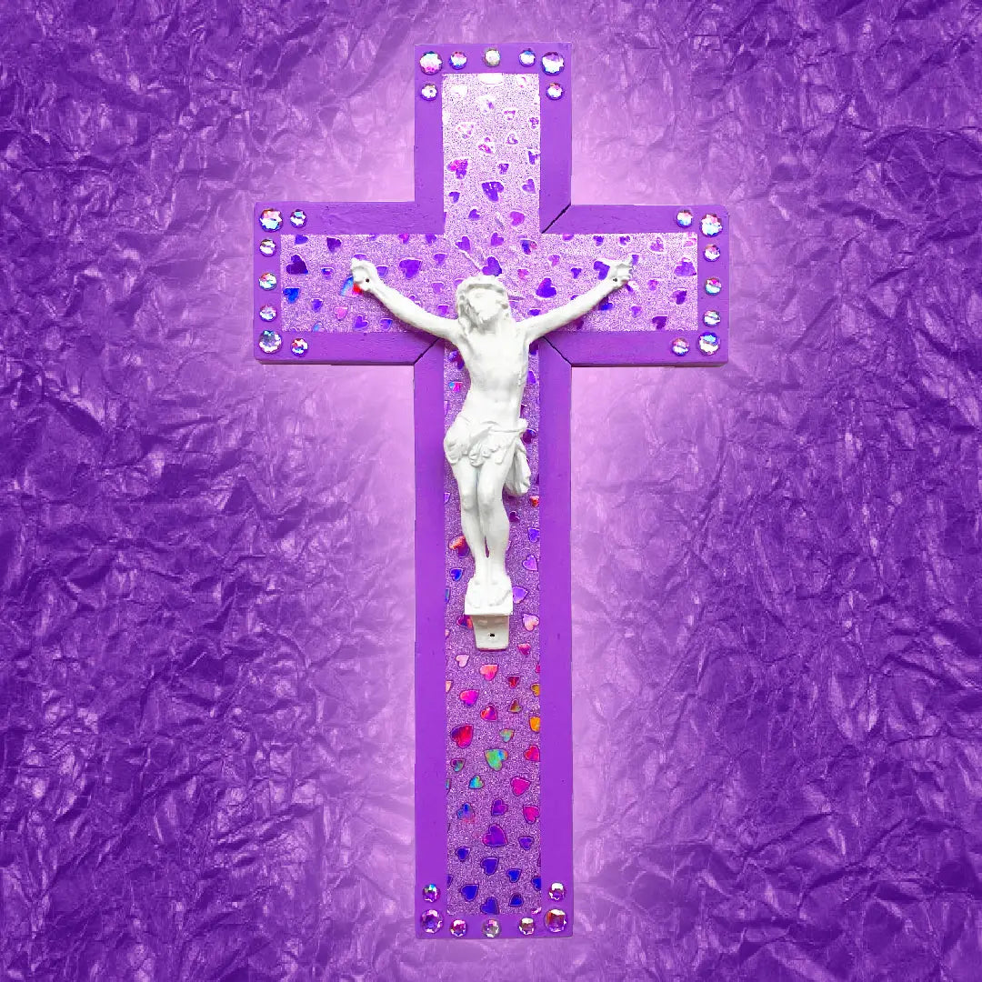 Crucifix Coeurs Violets God is Queer