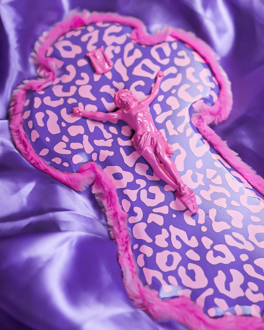 Crucifix Rose/Violet Motif Léopard God is Queer