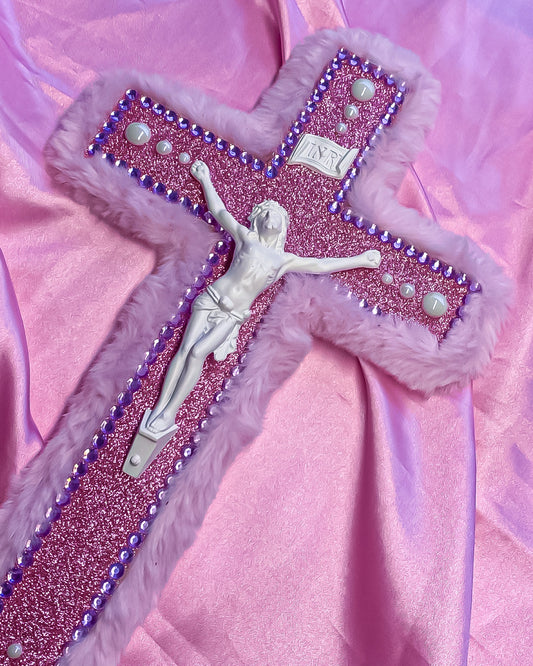 Crucifix Fourrure/Paillettes Rose God is Queer