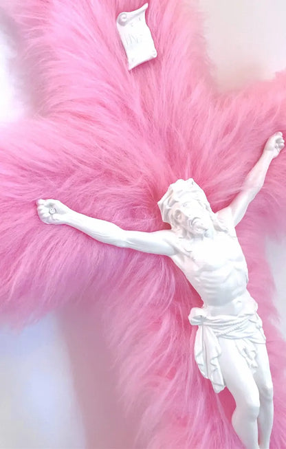 Crucifix XXL Fourrure Rose God is Queer