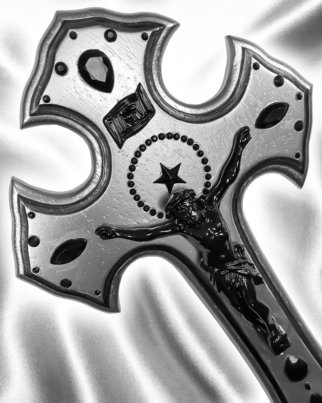 Crucifix Argent et Noir God is Queer