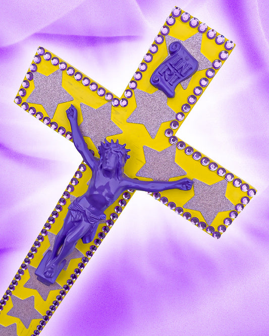 Crucifix Jaune Étoiles Violettes God is Queer