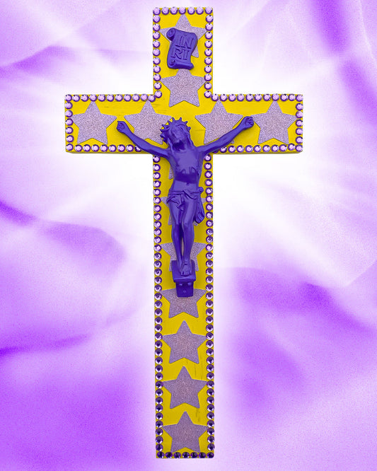 Crucifix Jaune Étoiles Violettes God is Queer